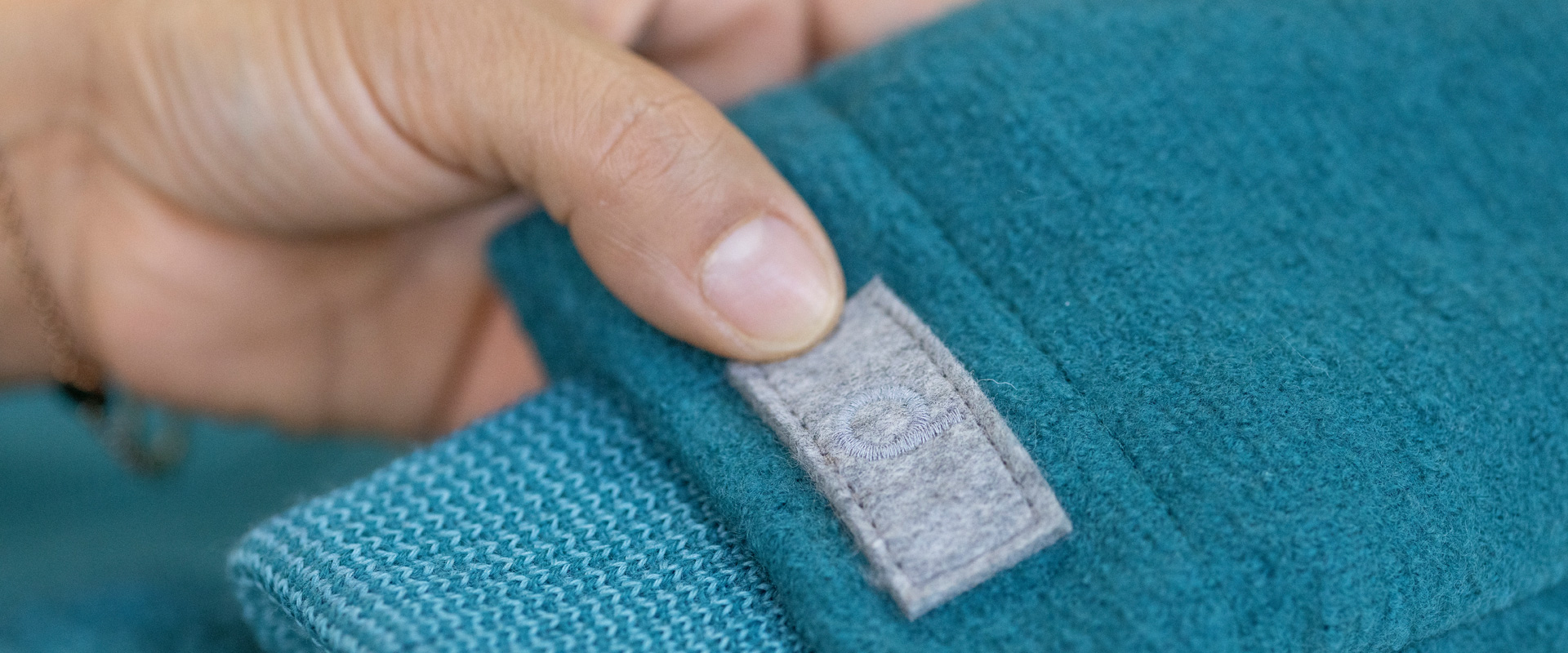 Quality check of a label on a knitted garment