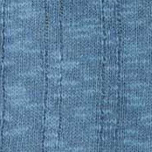Nahaufnahme des disana Leinen-Pullovers in Taubenblau, mit typischer Leinen-Flammung und breiter Strickrippe