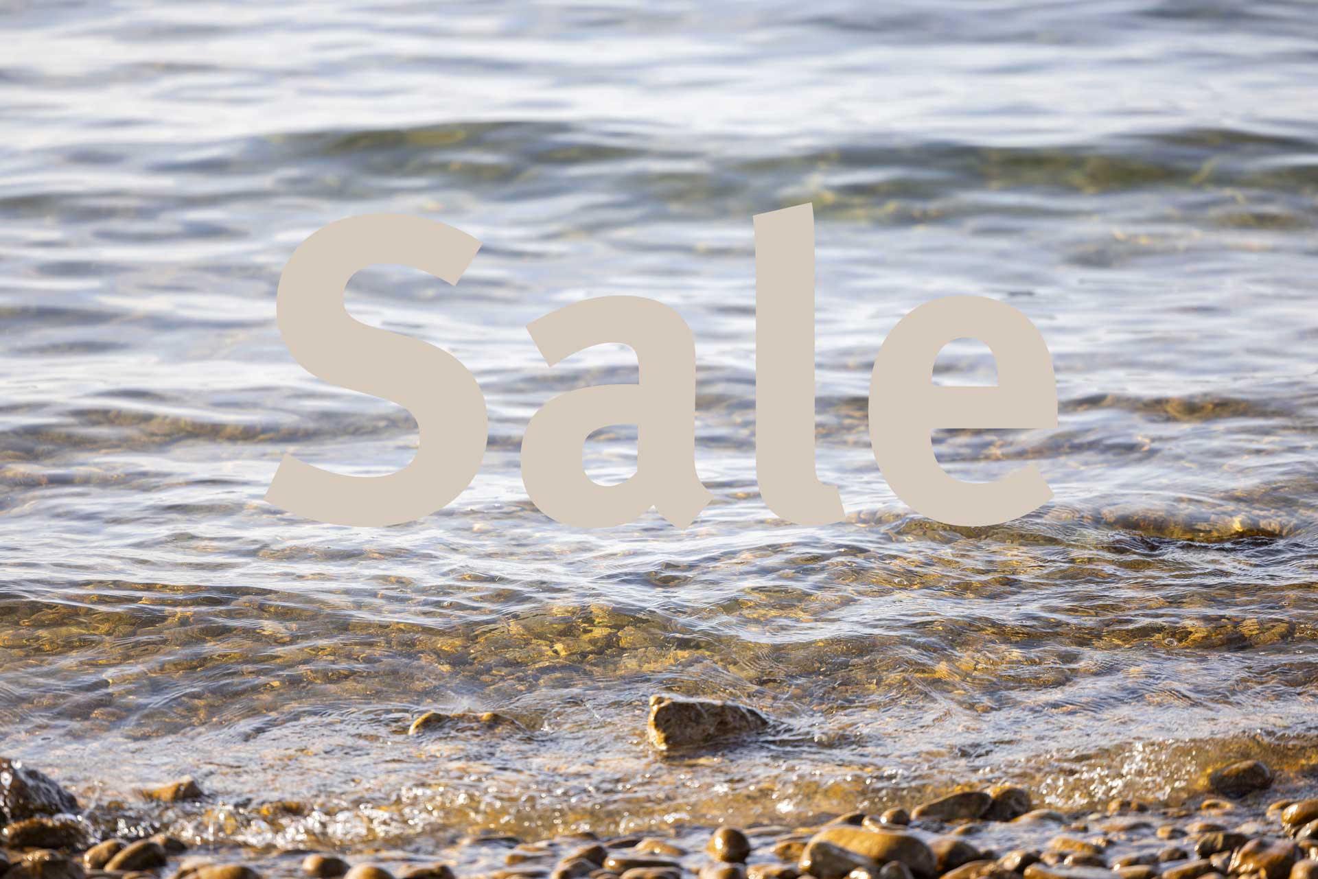 Text "Sale" in Grau auf Wasserhintergrund