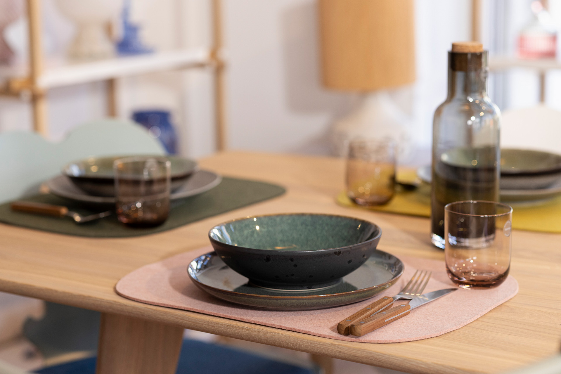 Stilvoll gedeckter Tisch mit disana Filz-Tischset in Rosé und Oliv, kombiniert mit Steingut-Geschirr und edlen Gläsern.