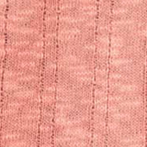 Nahaufnahme des disana Leinen-Pullovers in Softpink mit typischer Leinen-Flammung und breiter Strickrippe