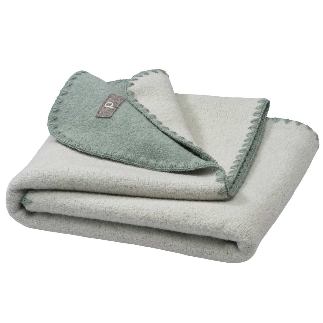 Gefaltete disana Doubleface-Babydecke in Jade-Natur aus Bio-Merinowolle mit Muschelrand in Jade für Baby-Geborgenheit
